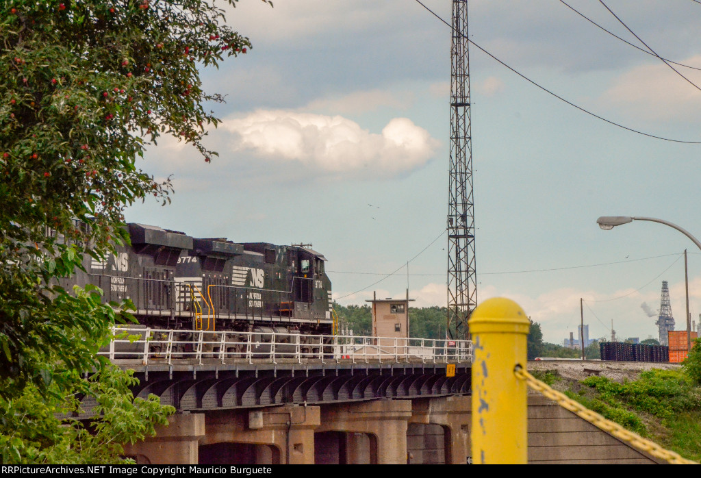 NS ES40DC & C40-9W with Roadrailers